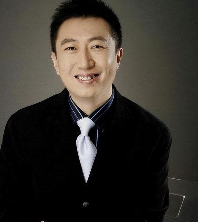 央视主持人陈伟鸿,他今年55岁了,老婆大人长相优雅端庄十分贤