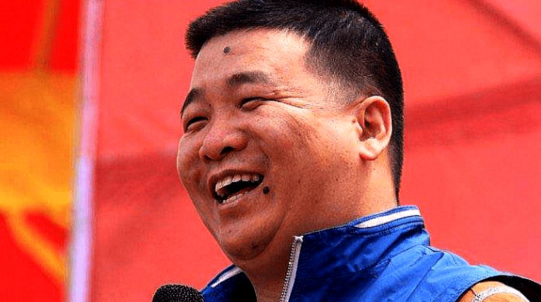 孙小宝曾是春晚一夜爆红的舞台巨星,因拒绝拜师赵本山而事业受挫.