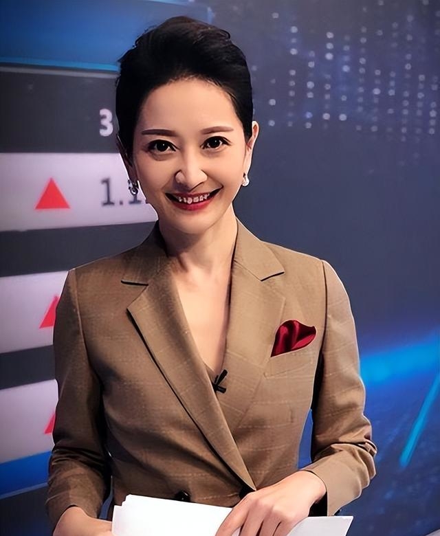 主持人谢颖颖:嫁给设计师,婚后生下一个女儿,一家三口其乐融融