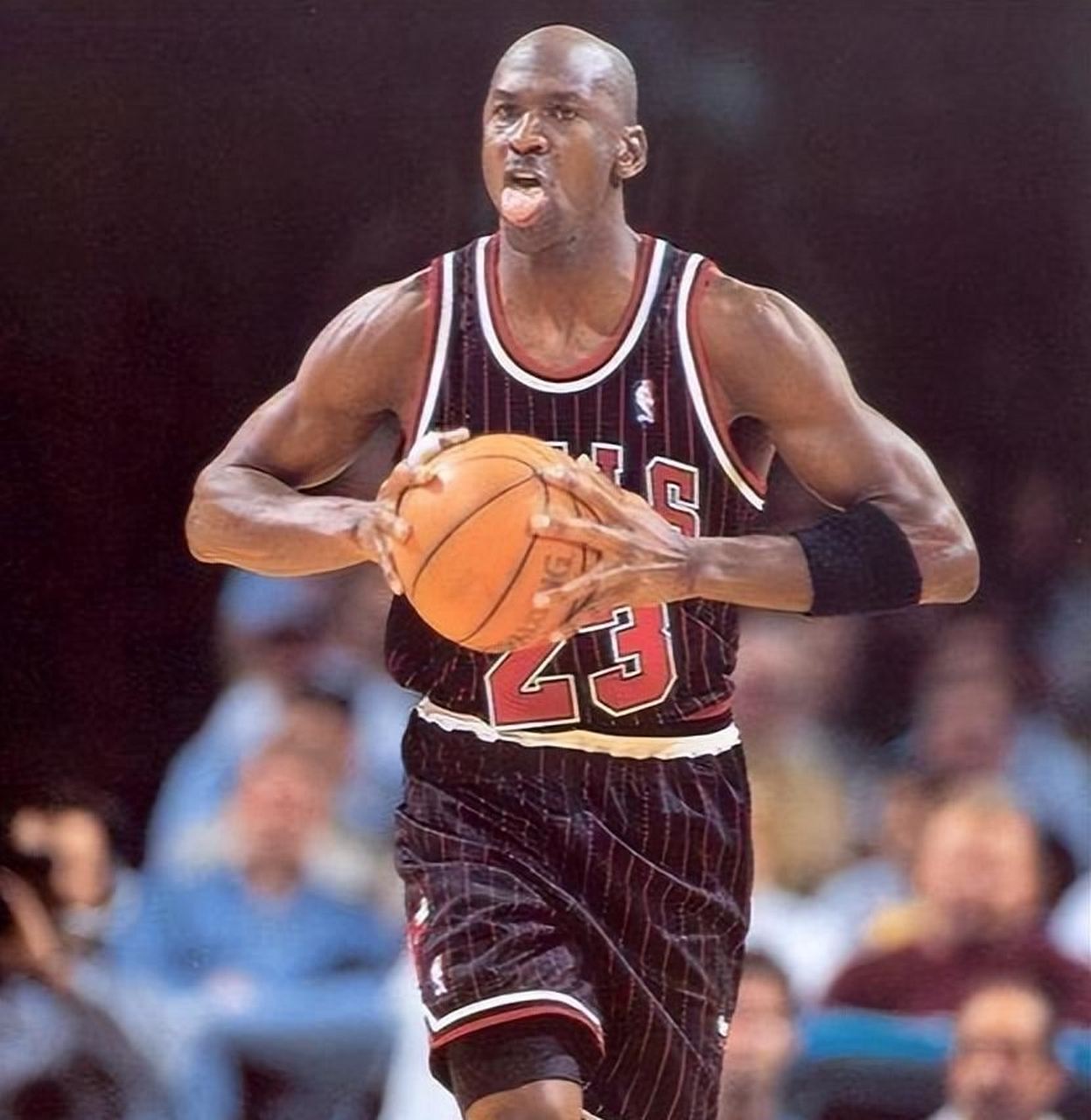 摘要:  乔丹以卓越的身体素质和肌肉著称,其双臂和腹肌线条优美,小腿