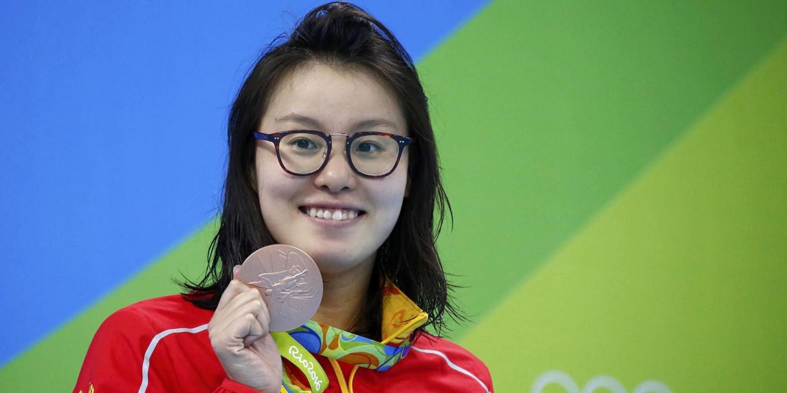 傅园慧从哮喘女孩到奥运铜牌得主,历经艰辛,勇敢面对伤病和挑战.