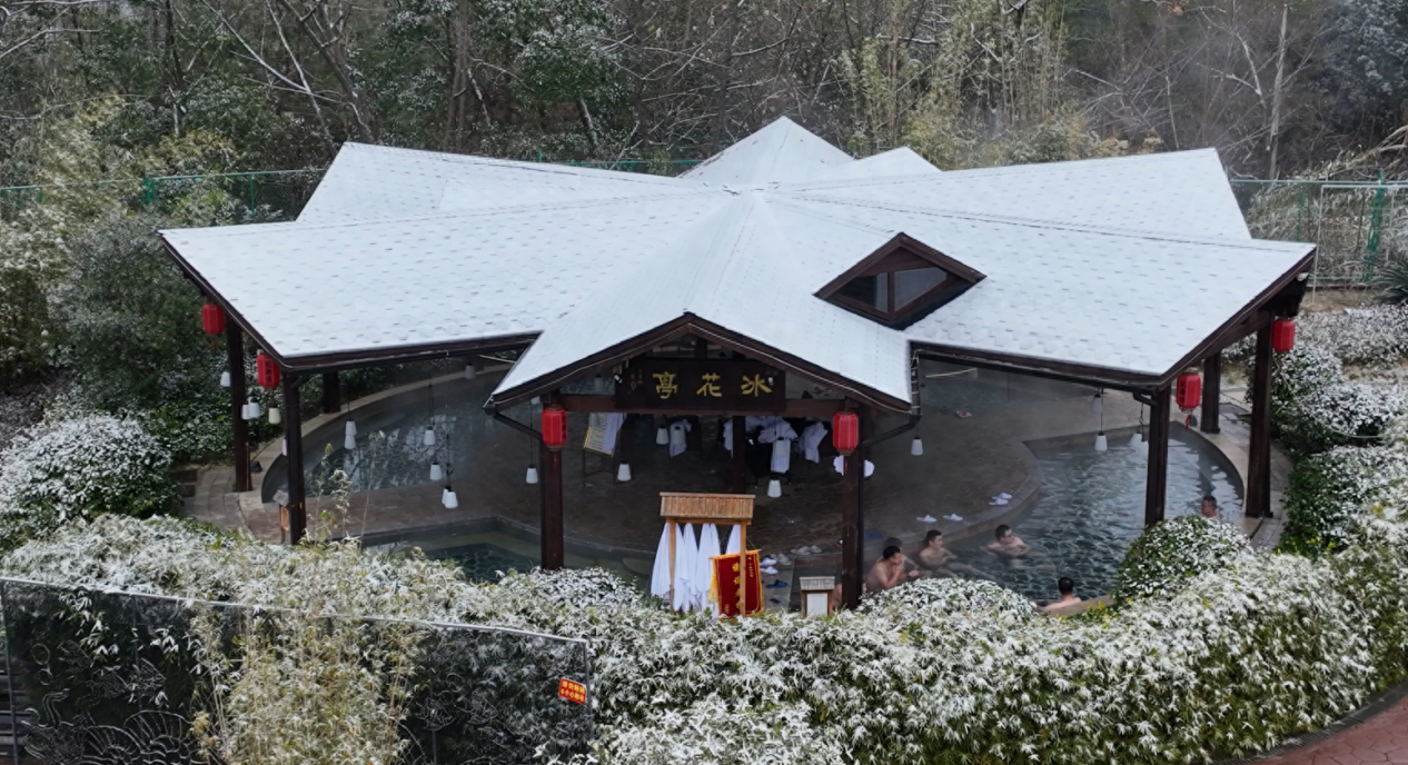 英山温泉冬日热浪滚滚,体验冰火两重天的神奇魅力!