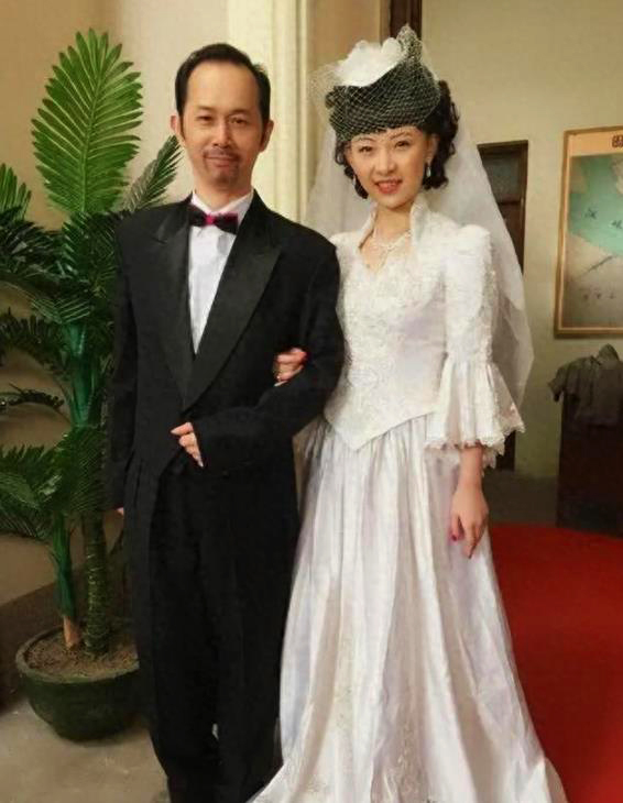 62岁的369王虾吴家辉,戏里是牛局长的跟班,现实妻子从来不出镜