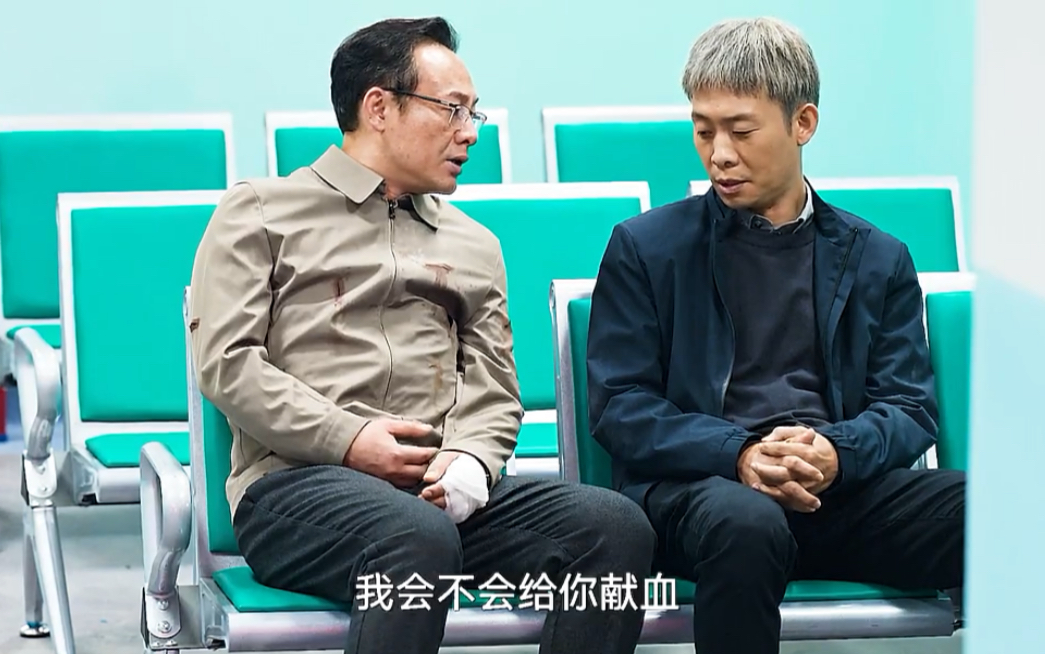 张译与父母回家探亲,全家合照首次曝光,父子二人共用一张脸