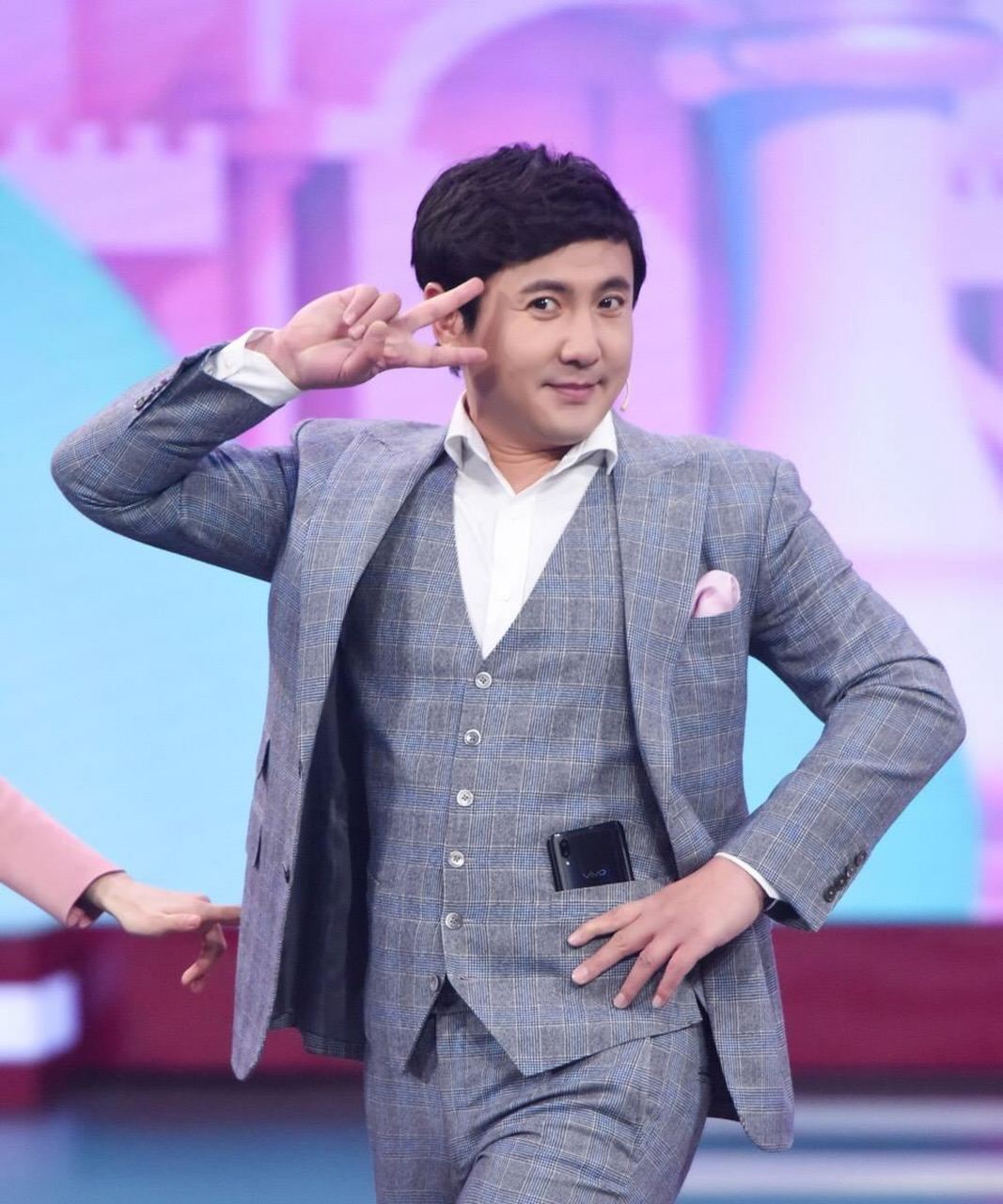 年轻的演员沈腾在剧团成立初期面临挑战,他向观众鞠躬道歉,展现对梦想