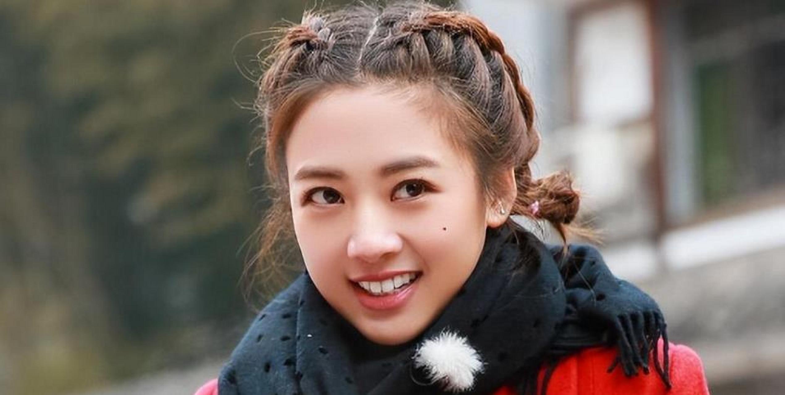 鬼鬼吴映洁16岁出道,经历家庭暴力,事业低谷,何炅在《明星大侦探》中