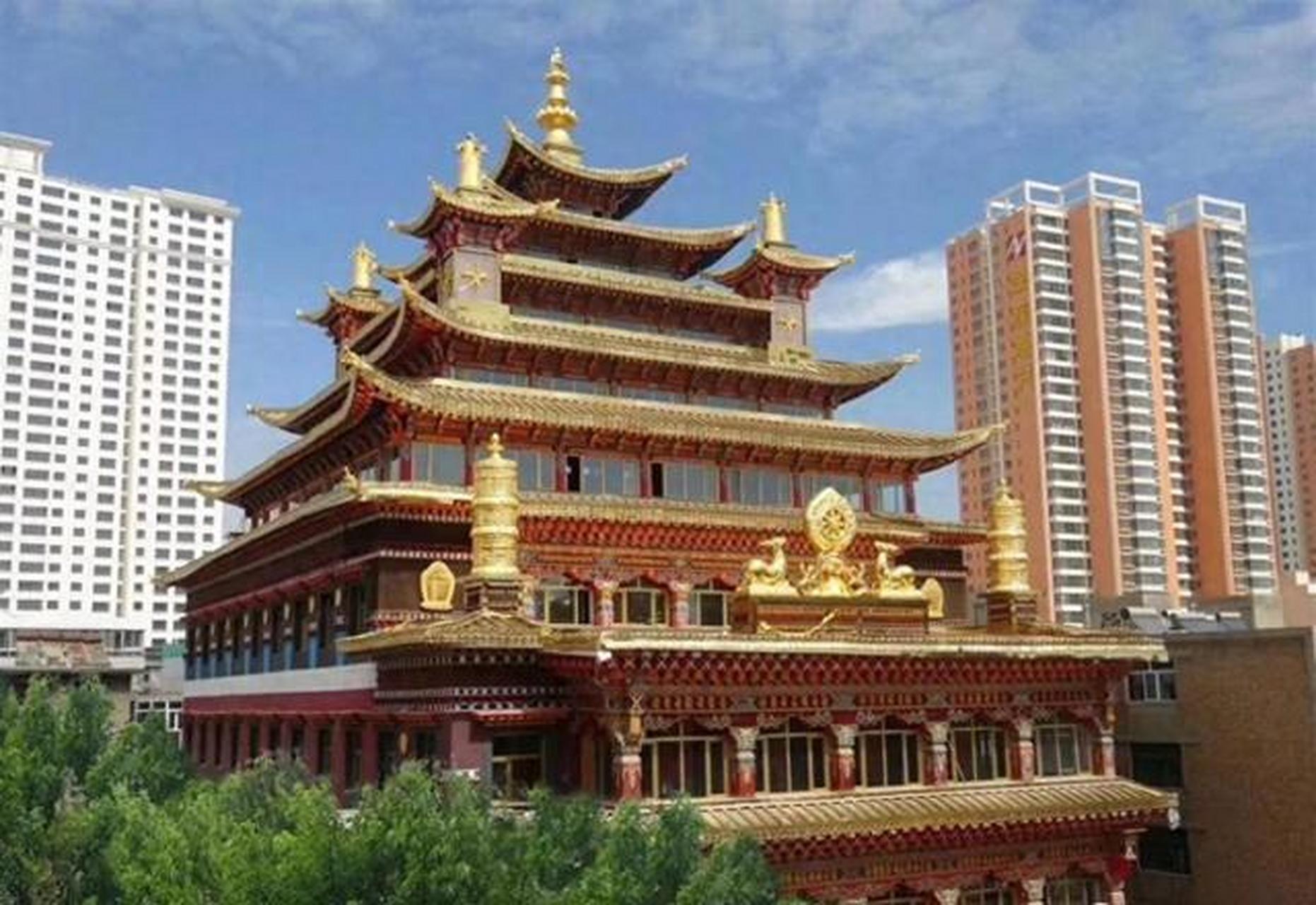 青海省西宁市城中区的宏觉寺,因印刷厂迁入而面临文物受损的危机.