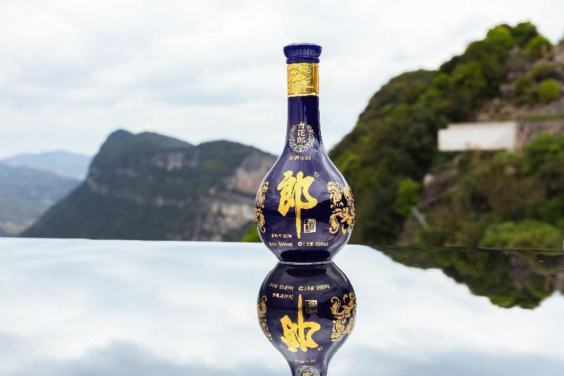 郎酒庄园位于赤水河左岸的酱酒黄金产区,占地10平方公里.