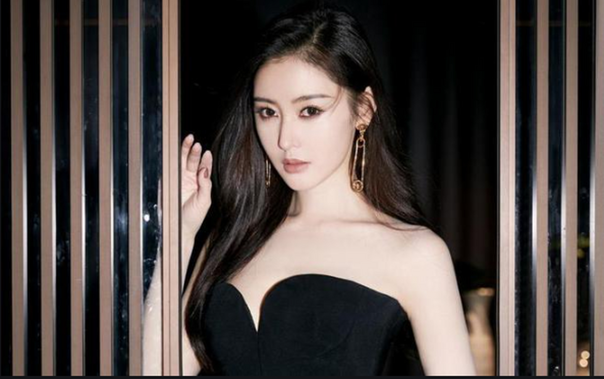 近日,杨洋新戏的"老婆"一角换人,原定金晨出演被张天爱截胡,引发网友