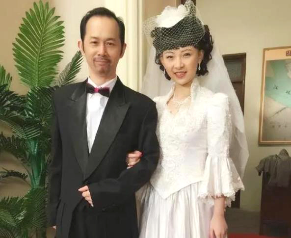 62岁的"369"吴家辉,戏里是牛大春的下属,戏外的生活不为人知