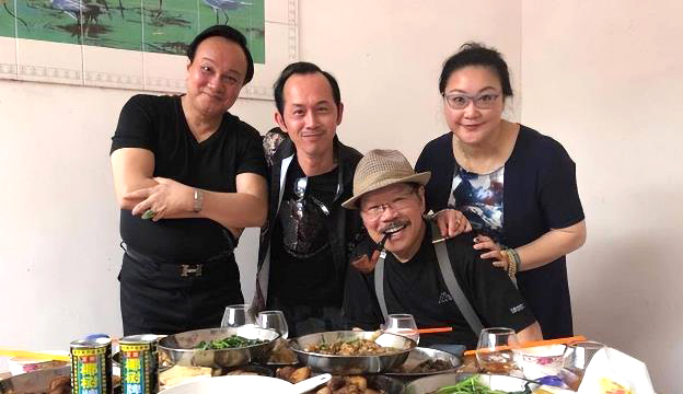 62岁的"369"吴家辉,戏里是牛大春的下属,戏外的生活不为人知