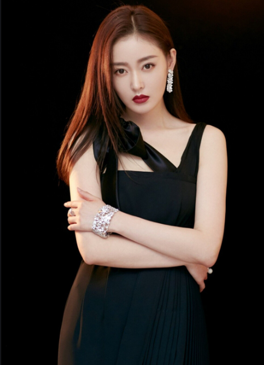 近日,杨洋新戏的"老婆"一角换人,原定金晨出演被张天爱截胡,引发网友