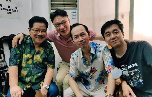 62岁的"369"吴家辉,戏里是牛大春的下属,戏外的生活不为人知