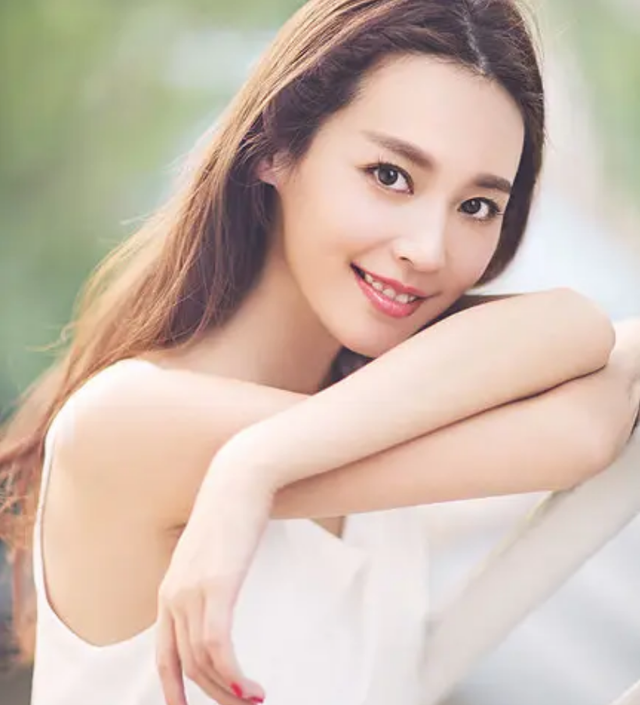 演员吴佳尼嫁大21岁马景涛10年生两子后离婚现在怎么样了