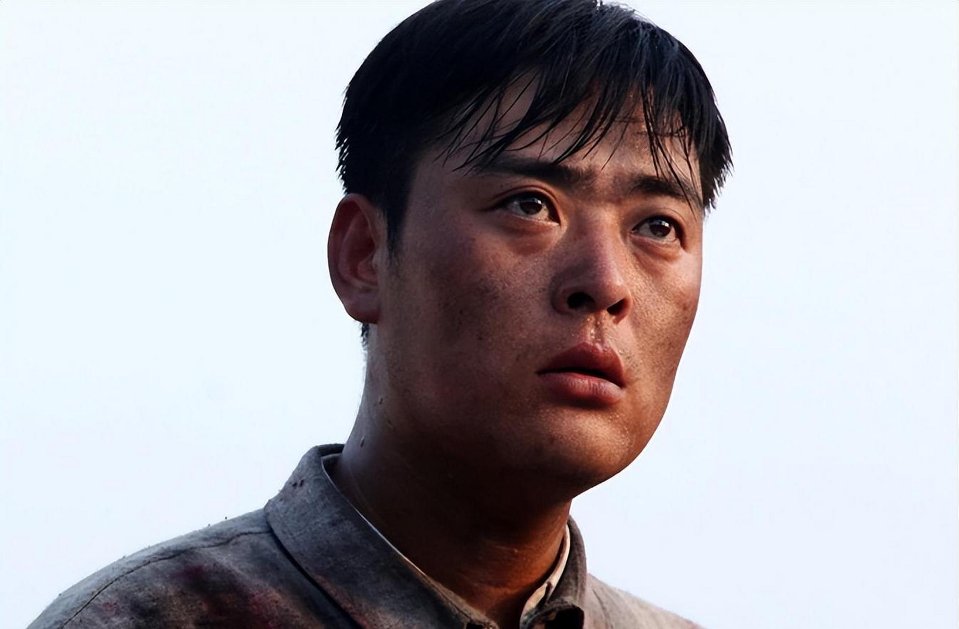 演员张桐在演艺生涯中经历了许多坎坷,凭借出色的演技在《觉醒年代》