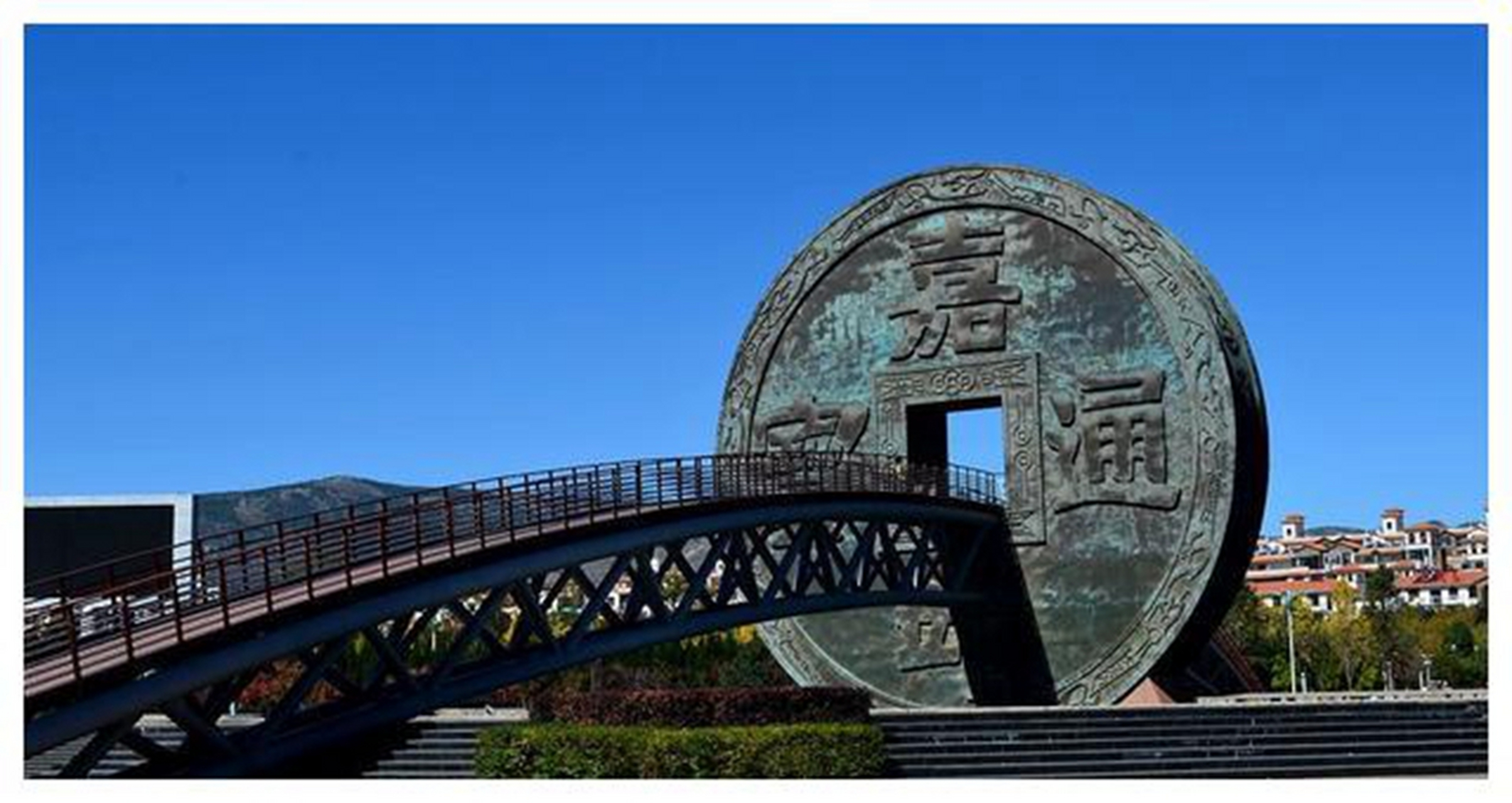 摘要: 娜姑镇是云南曲靖市会泽县的一颗明珠,以传统青瓦村落和险峻