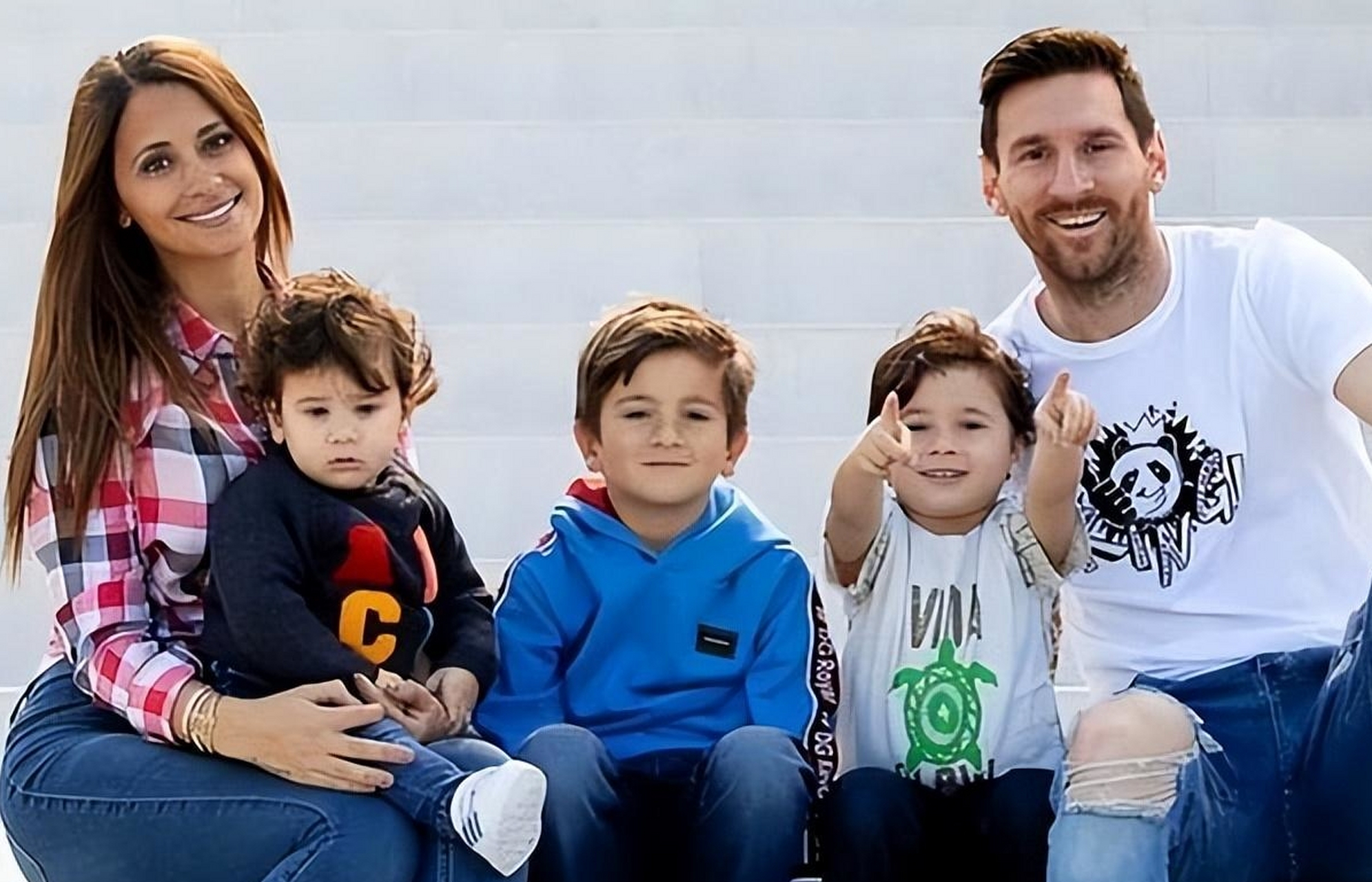 梅西是足球巨星,对家庭非常重视,每年都会回到家乡与家人共度节日.