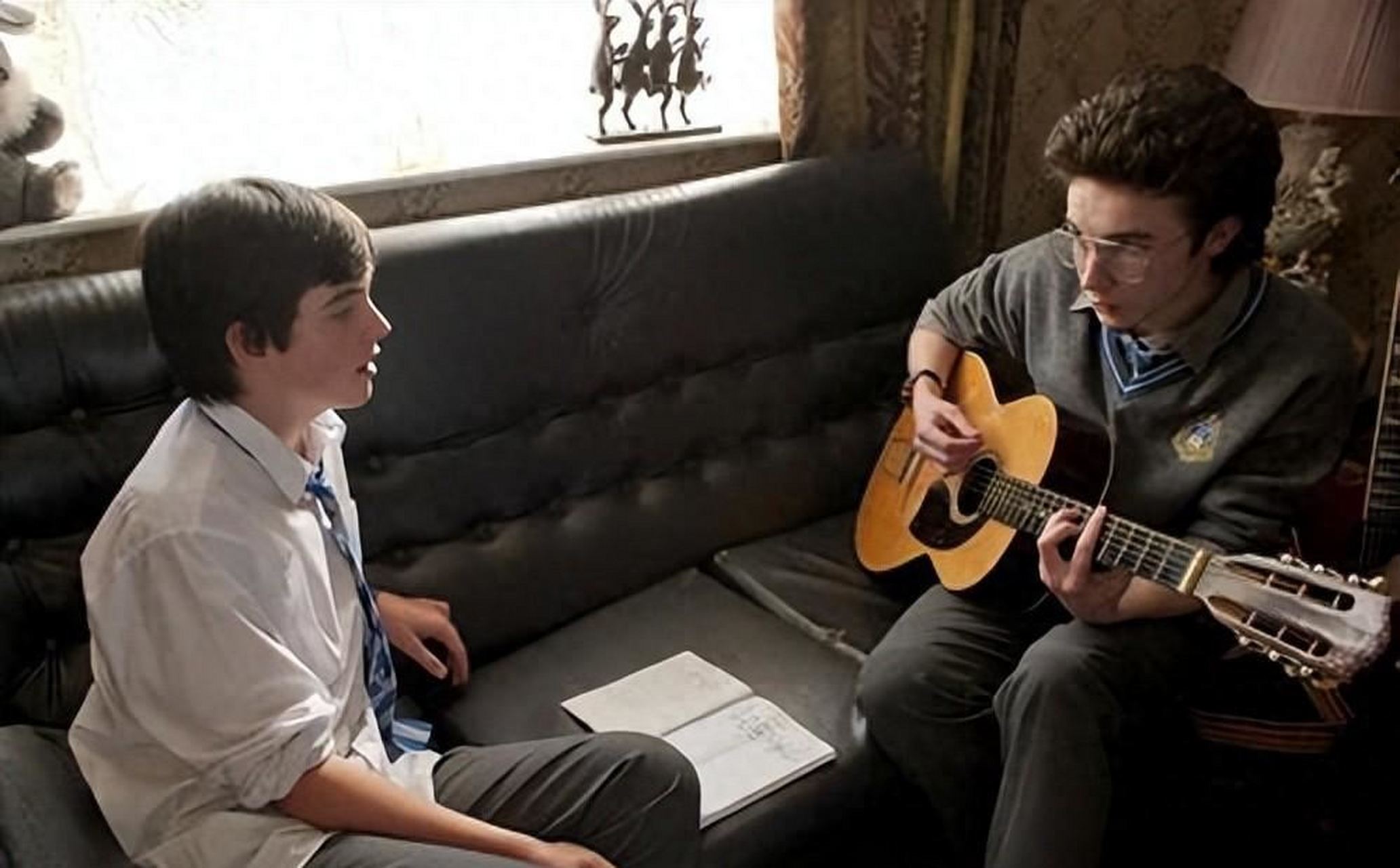 《初恋这首情歌》是一部穿越时光的电影,带我们回到1980年代的都柏林.