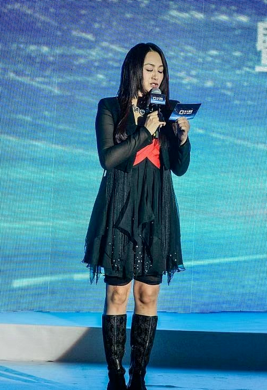 曹颖的黑色裙装造型在时尚界引起争议.