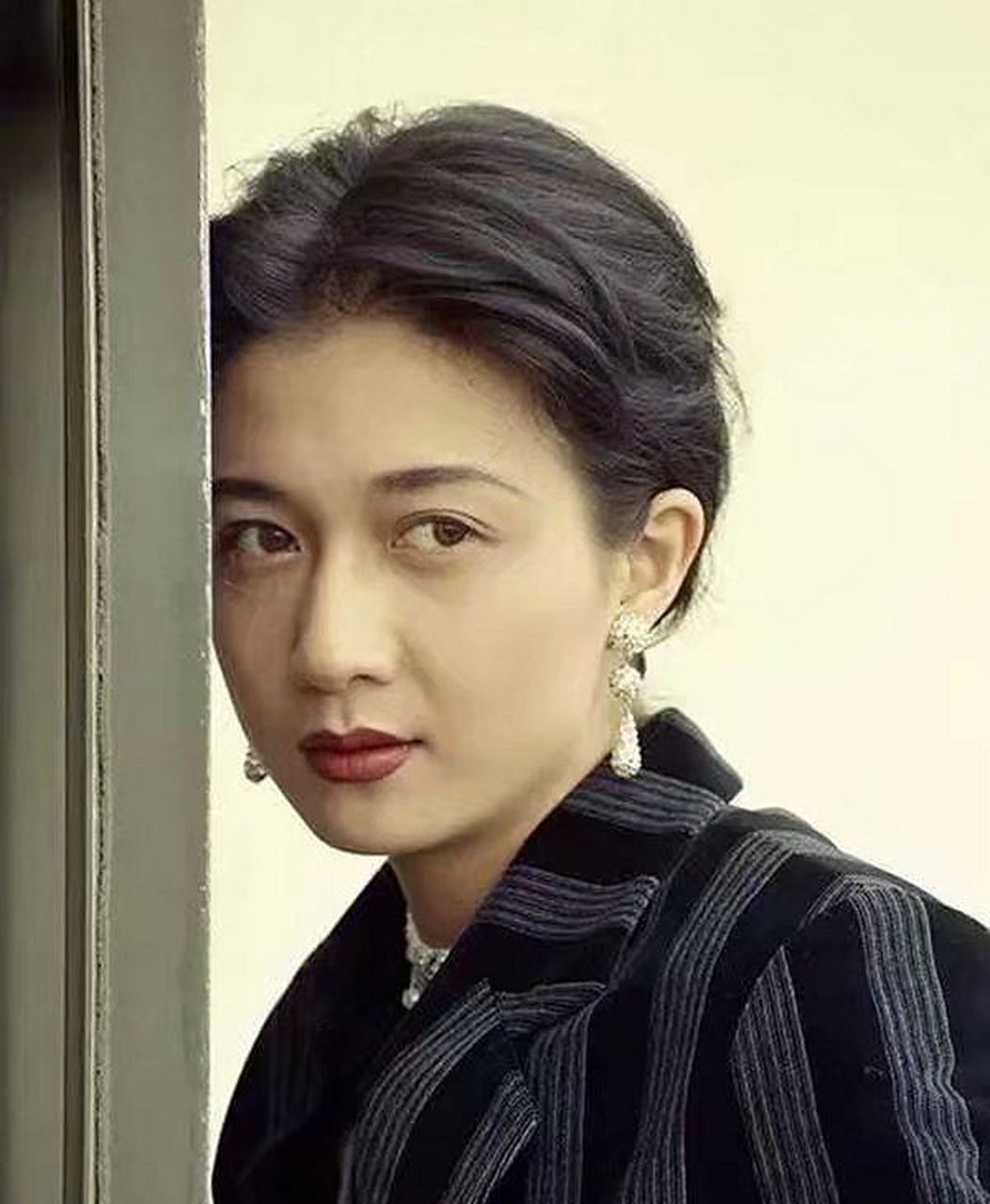 与吴绮莉的离奇恋情,导致吴卓林成长在缺乏父爱的环境中.