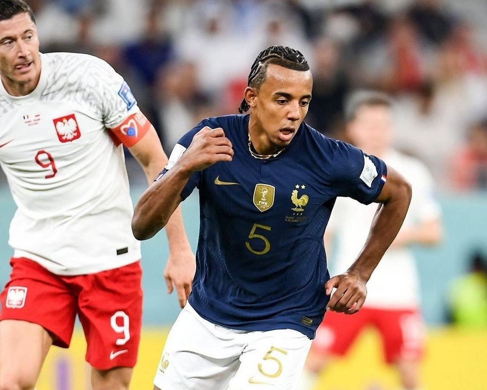 在世界杯八分之一决赛中,法国队对阵波兰的比赛中,孔德因佩戴两条金