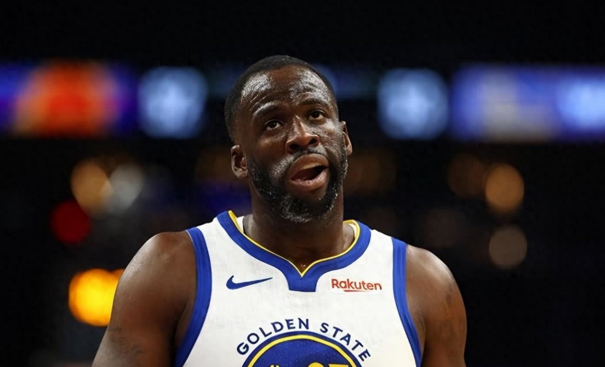 勇士队球员追梦格林因回头一拳被无限期停赛,面临巨额经济损失.