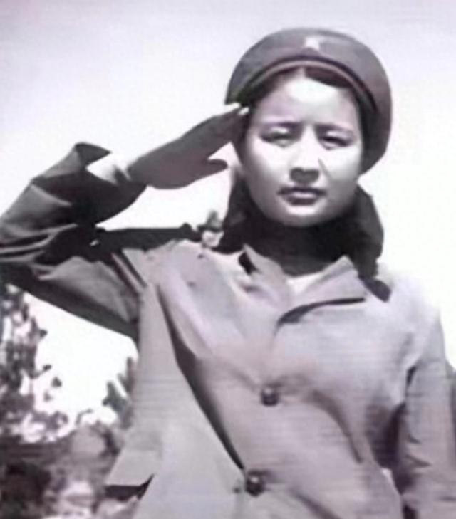 老山女兵谢楠:开除门外20年,如今玫瑰洒满战友坟前!