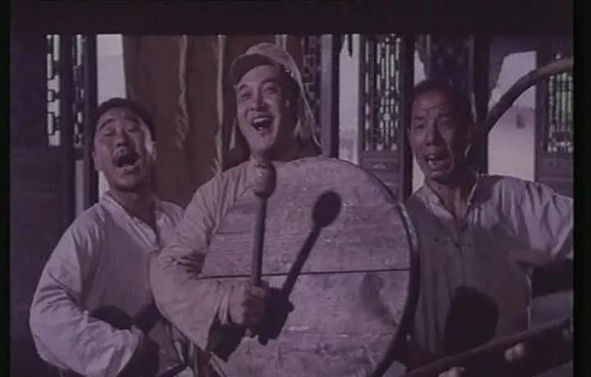 电影《巧奔妙逃》以其独特的非线性叙事结构和扣人心弦的情节设计