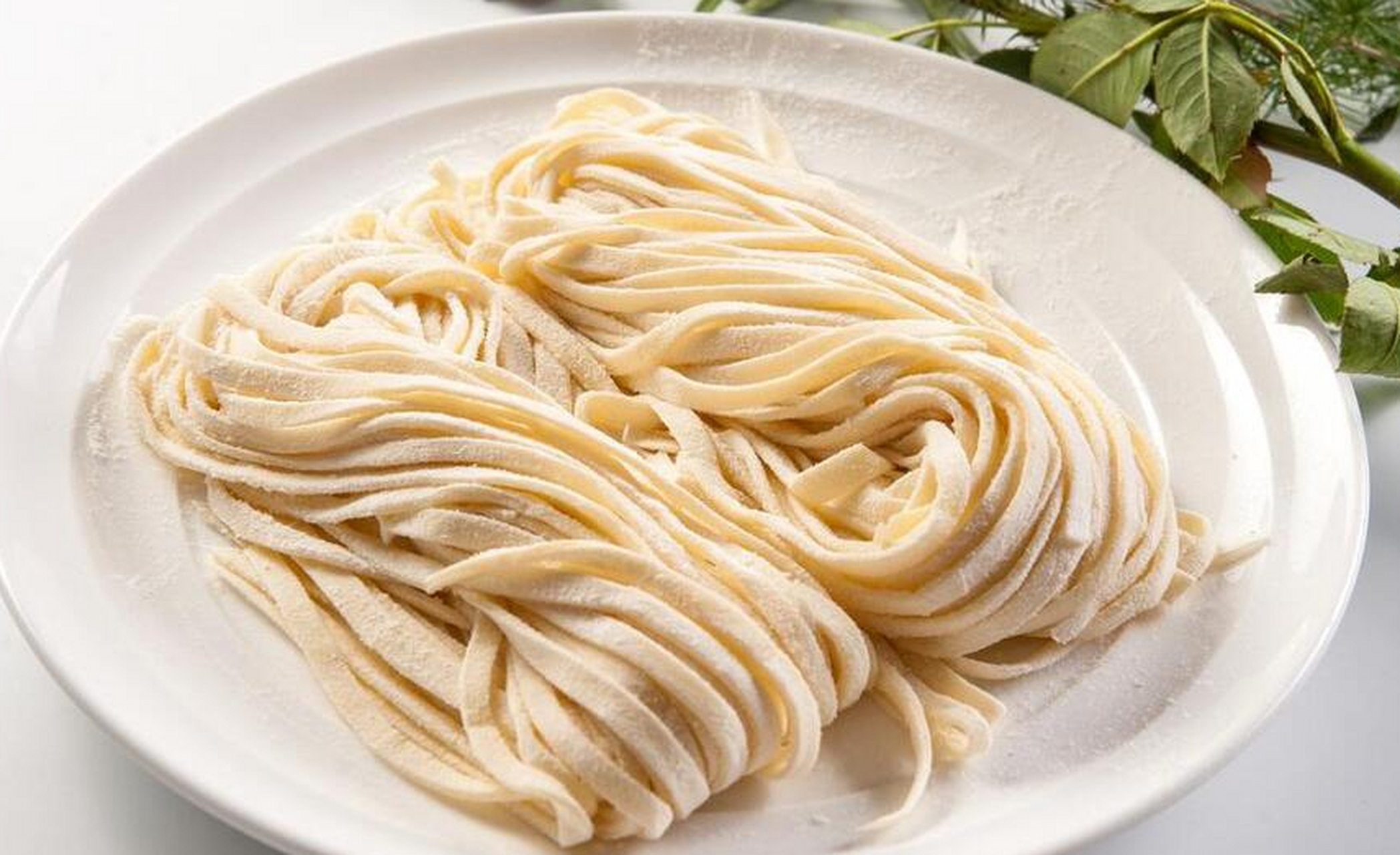 摘要: 手擀面是中国传统美食,制作简单且口感好.