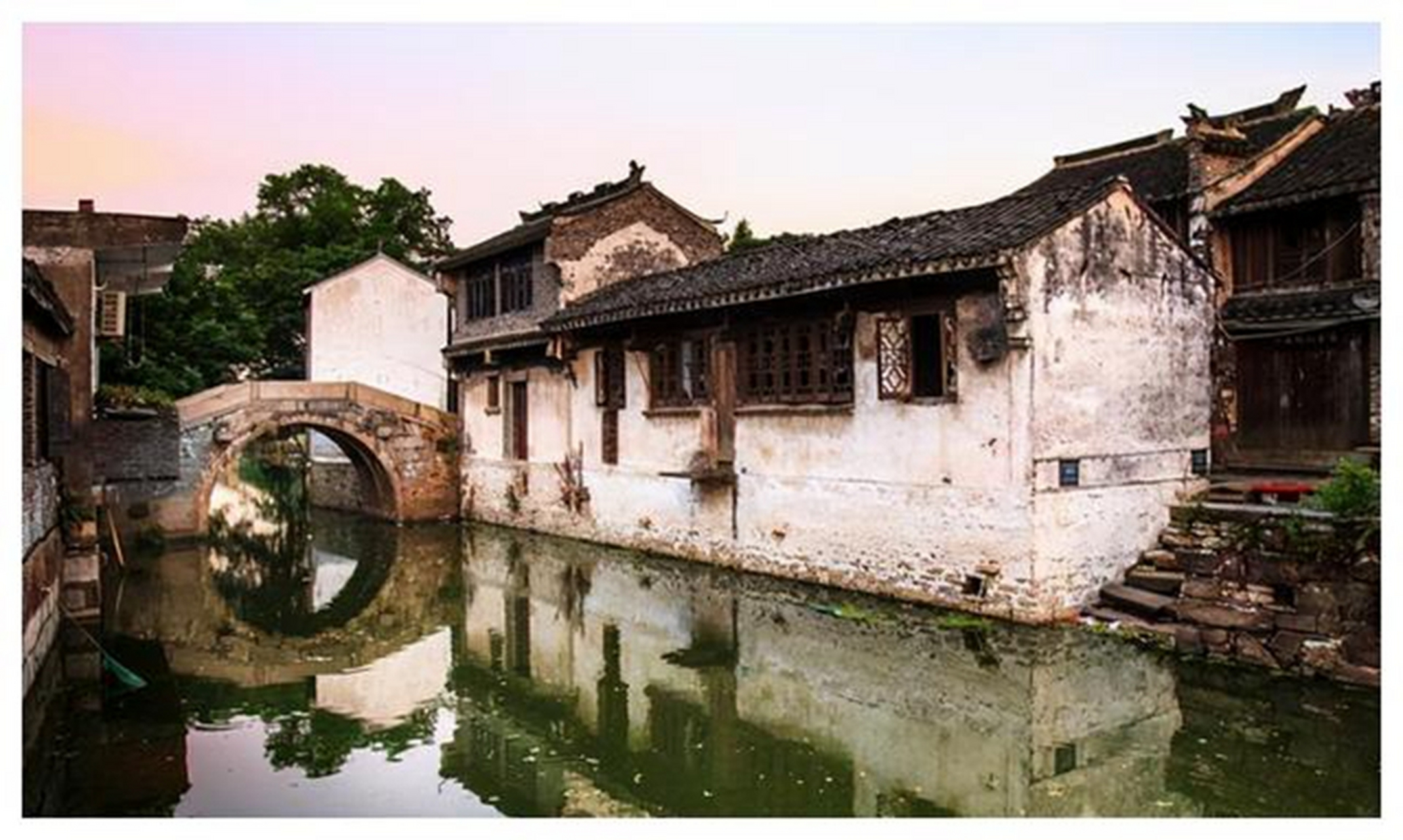 江苏常州武进区前黄镇的杨桥古镇,占地约360亩,有500多间古宅和红莲教