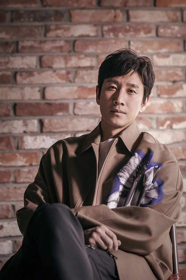 李善均出殡,妻痛哭捂脸,低价卖房双重打击,百友送别