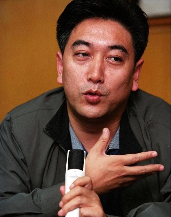 央视知名主持人水均益:娶了小13岁的娇妻,为什么身背骂名?