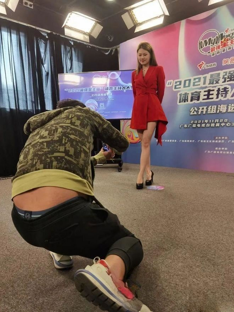 摘要:  张可盈,广东体育频道的花花,最年轻最受欢迎的女主持