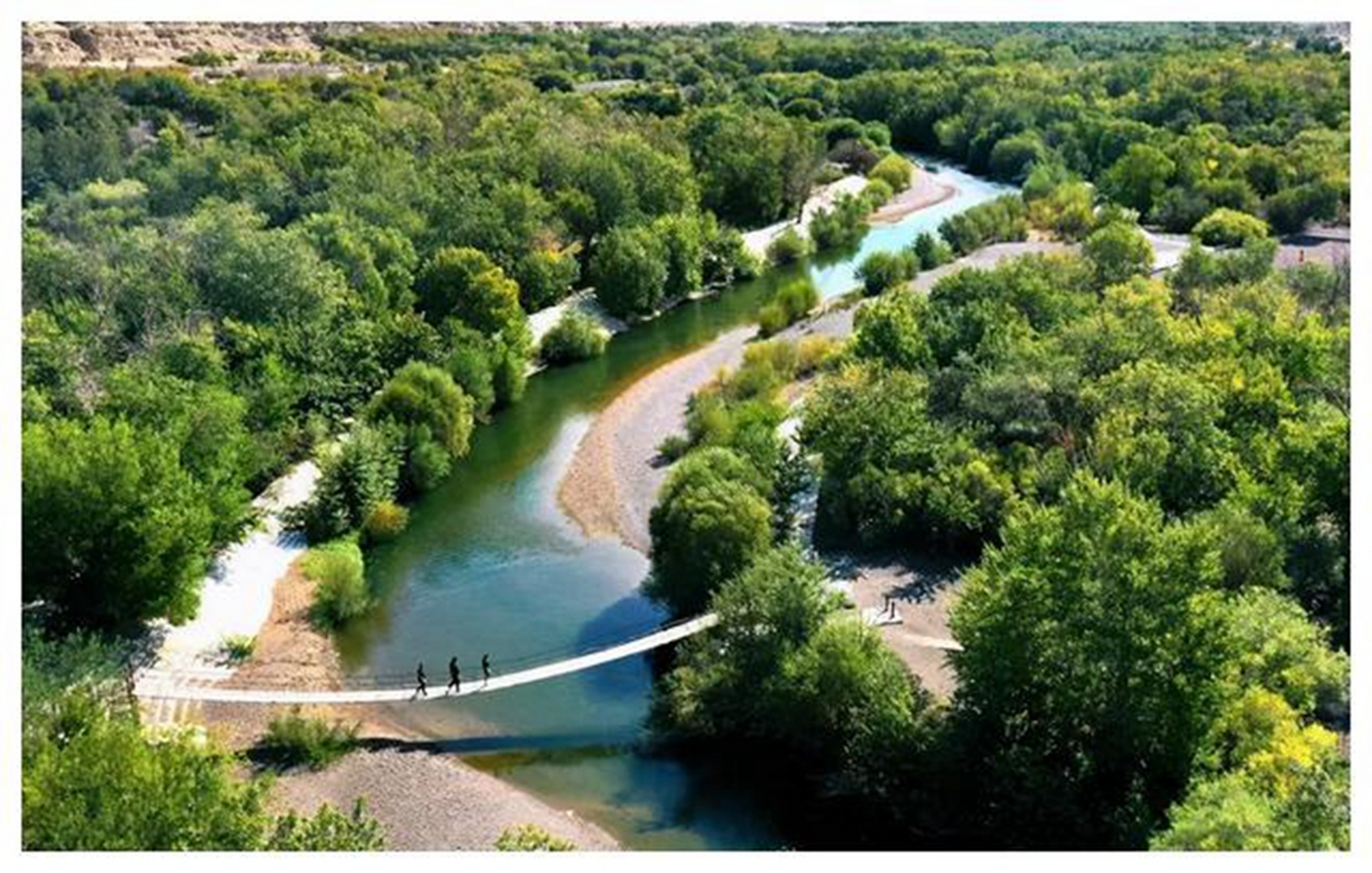 克拉玛依的魔鬼城广袤而壮丽,而白杨河大峡谷则是其另一著名景点.