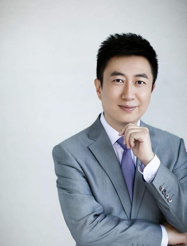 央视主持人陈伟鸿,他今年55岁了,老婆大人长相优雅端庄十分贤惠