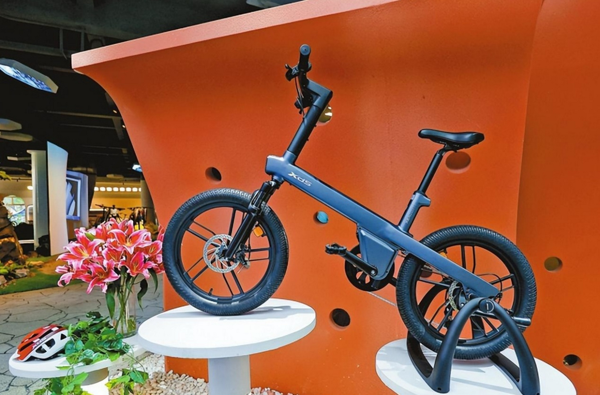 华为与喜德盛合作推出了一款智能电助力自行车,售价6999元,搭载鸿蒙