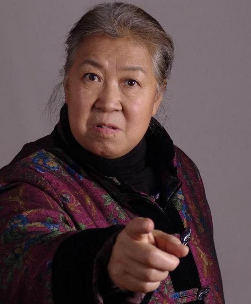 宫景华和薄贯君是一对老艺术家夫妻,他们展现出卓越的表演才华,在影视