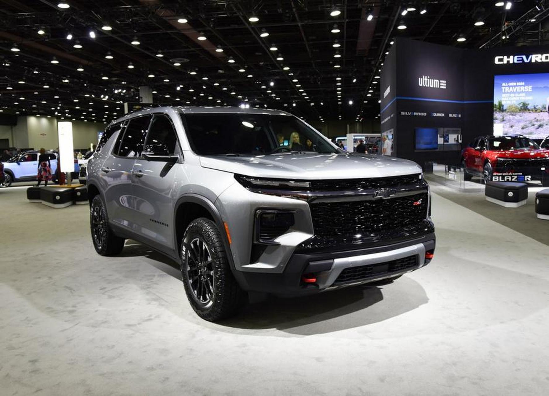 雪佛兰全新suv traverse上线,外观分为银色和红色车型,内部配备了大