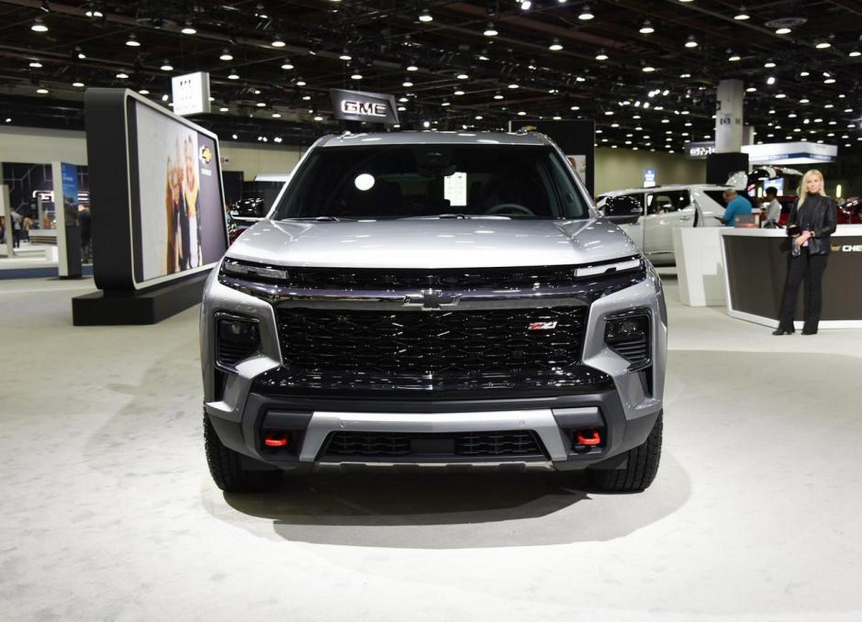 雪佛兰全新suv traverse上线,外观分为银色和红色车型,内部配备了大