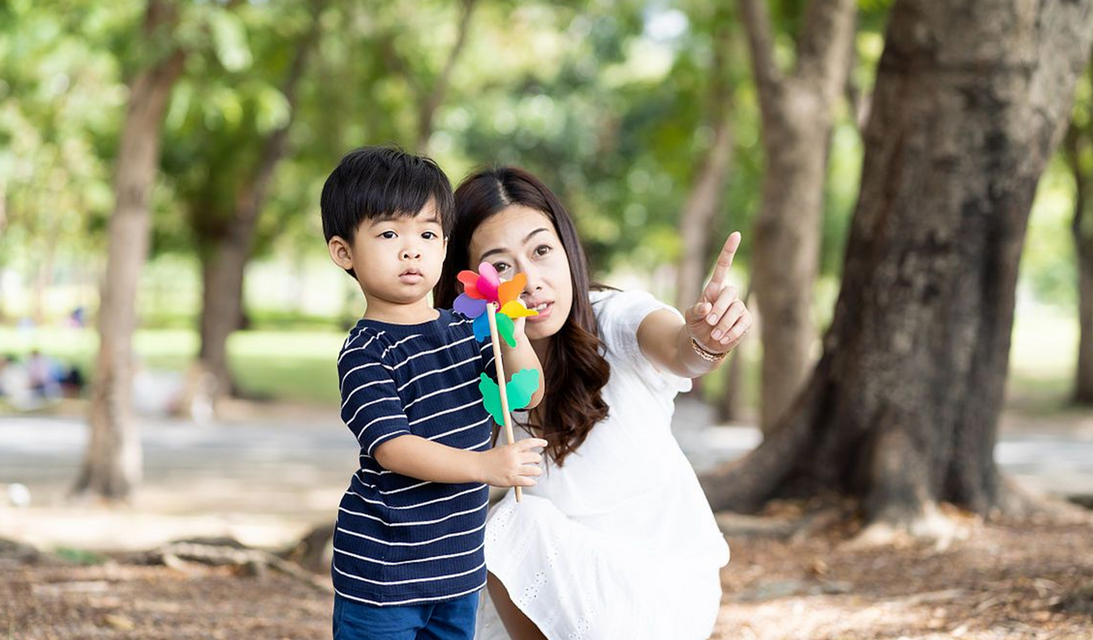 然而,小红的妹妹小花嫉妒小红的幸福生活,总是挑拨离间,制造家庭矛盾