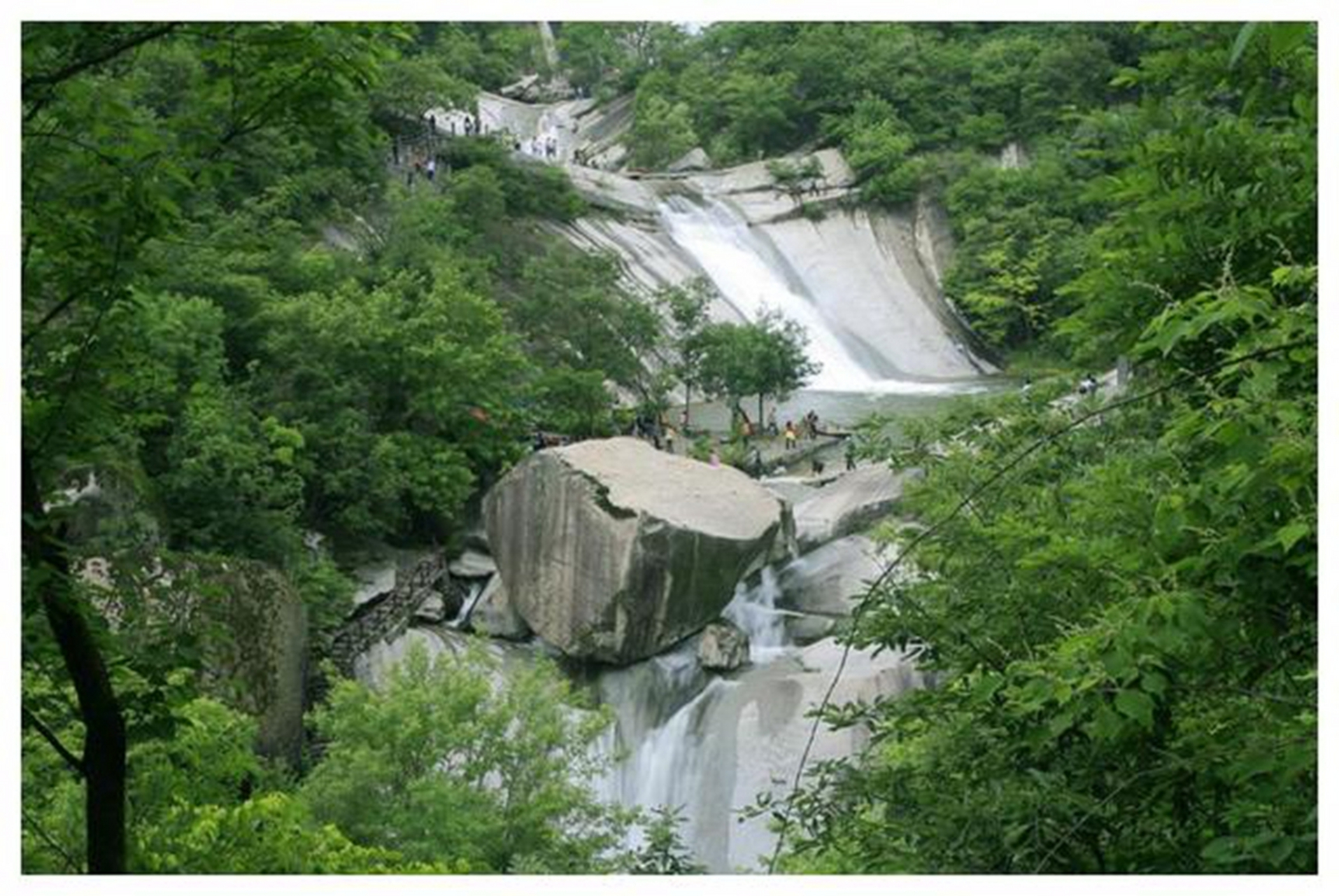 摘要: 秀龙潭是一座位于河南的原生态自然风景区,保