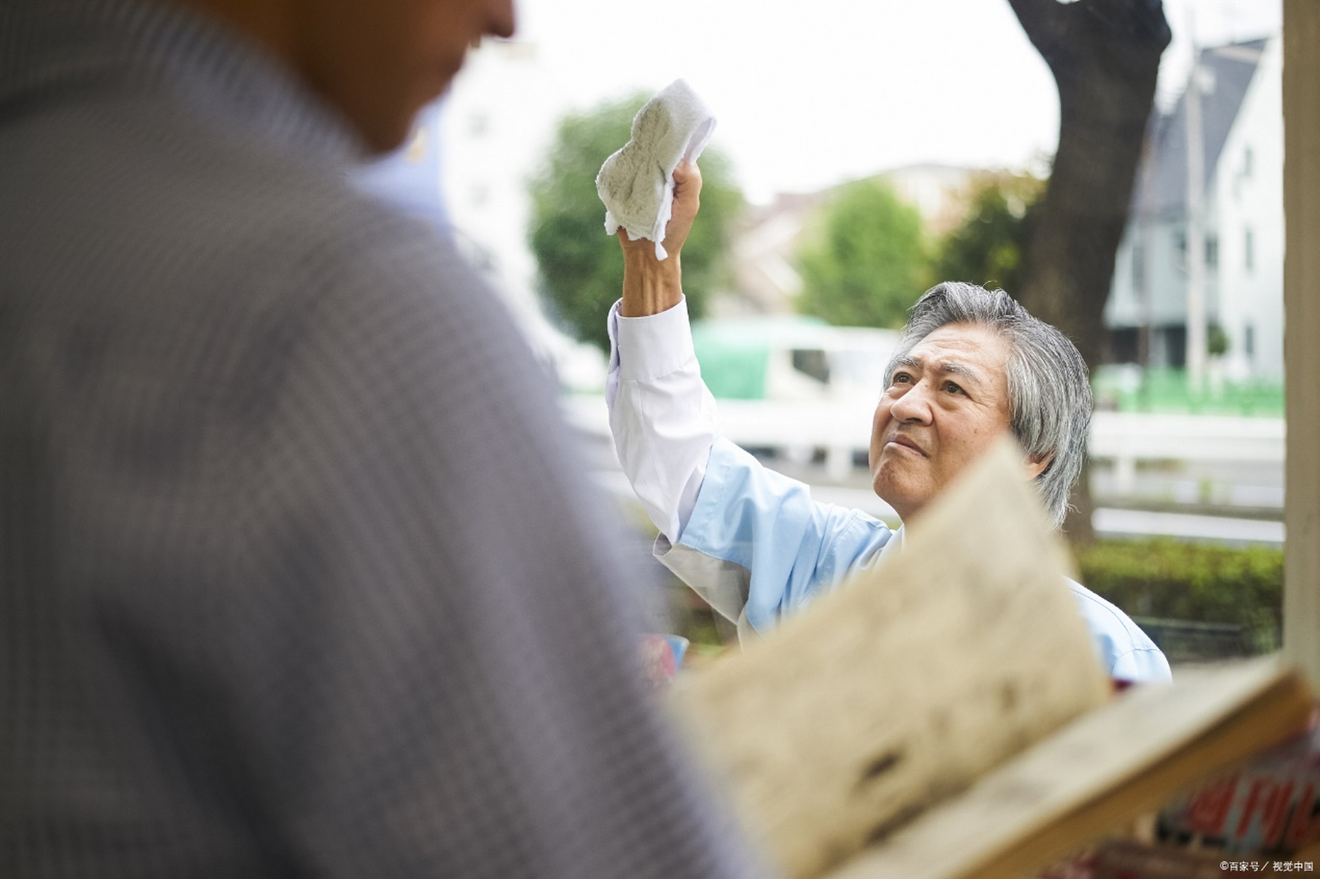 王大伟是一个退休工人,被年轻女子小芳所迷惑而结婚,但婚后发现小芳的