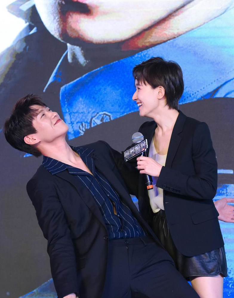 2023名场面!赵丽颖失奖摆黑脸,杨幂偷瞄魏大勋,心思根本藏不住