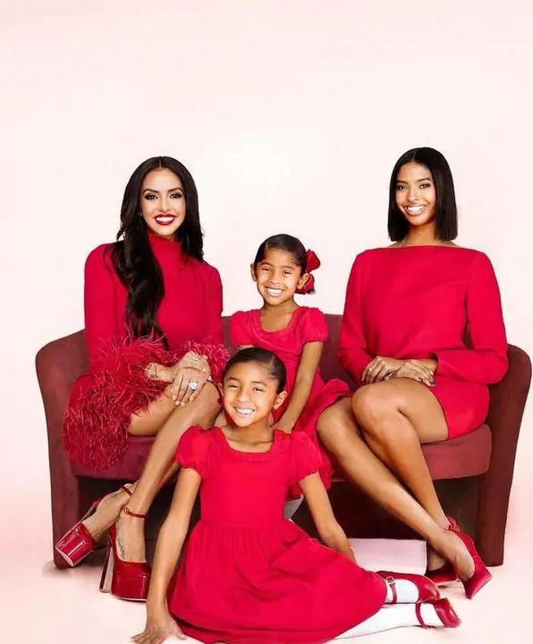 科比离世后,瓦妮莎和三个孩子度过了一个特殊的圣诞节