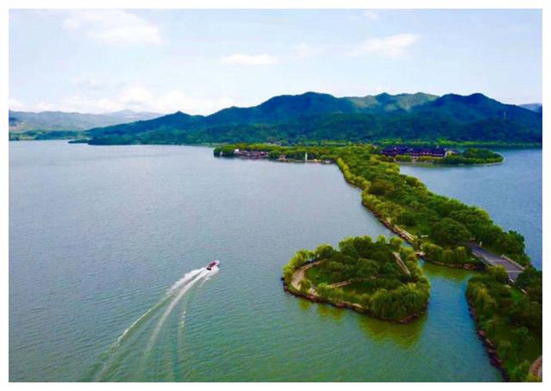 摘要: 浙江四大名湖之一的东钱湖以其湖光山色,千年古街和宁静的美景