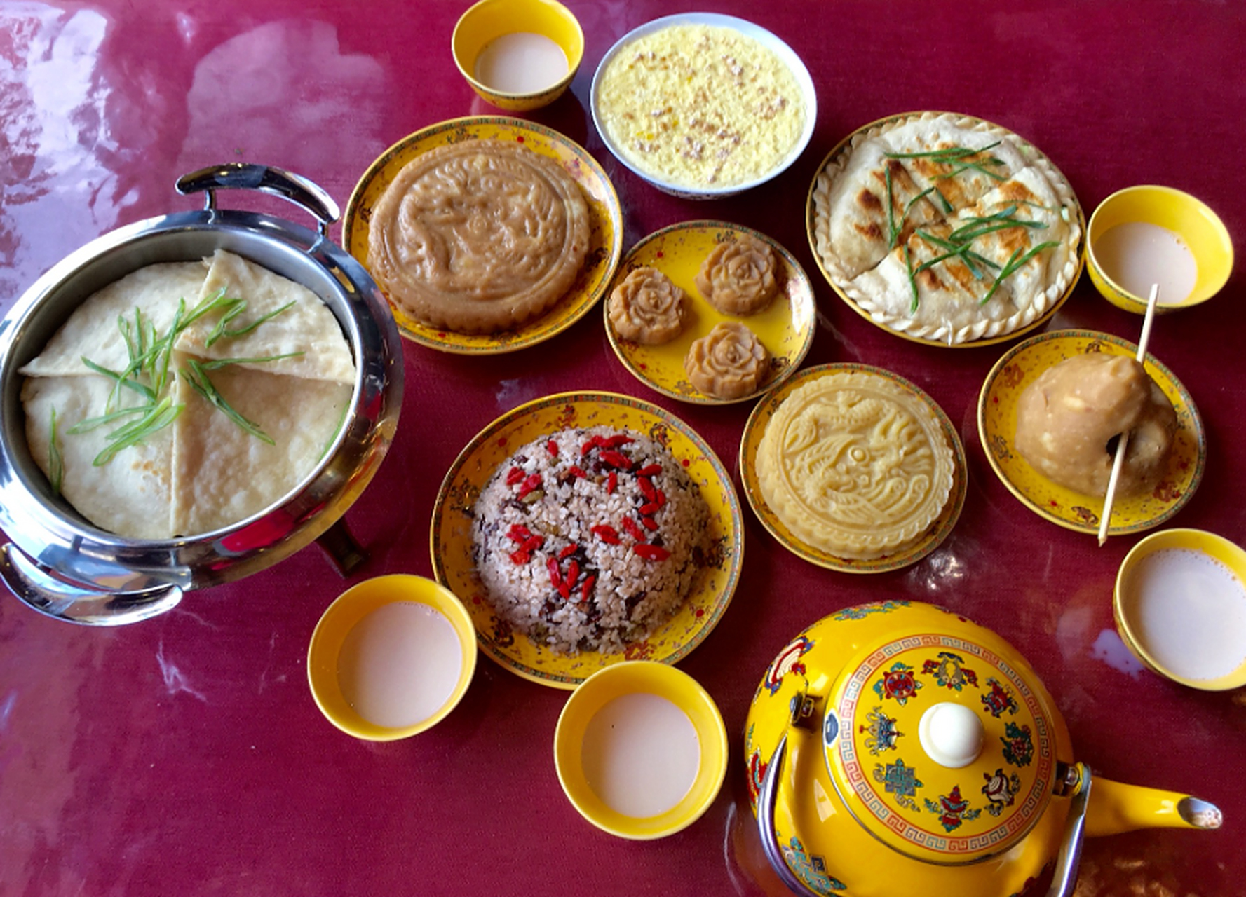 藏族餐桌上的3种主食:糌粑,青稞饼和奶渣包子各有特色.