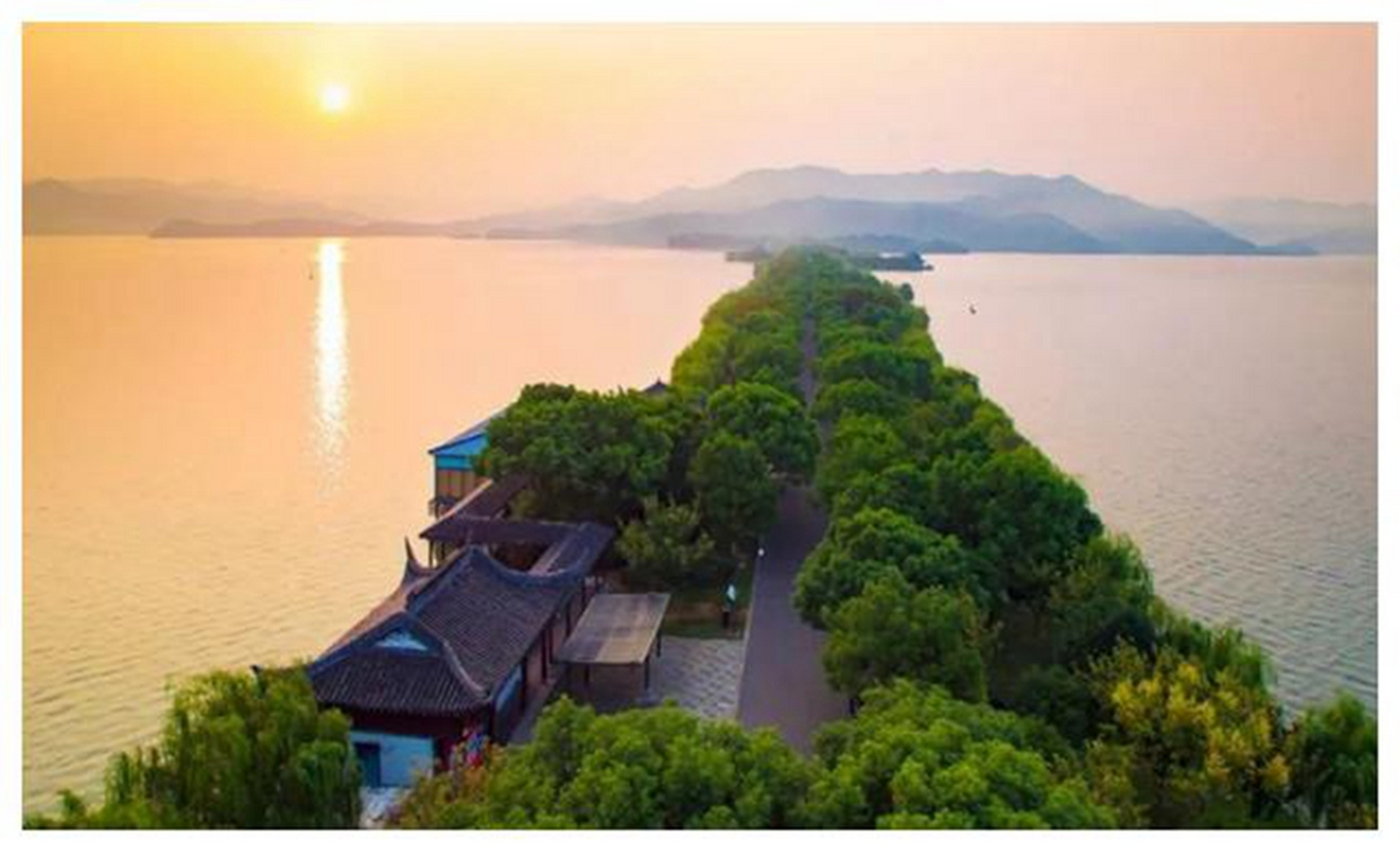 摘要: 浙江四大名湖之一的东钱湖以其湖光山色,千年古街和宁静的美景