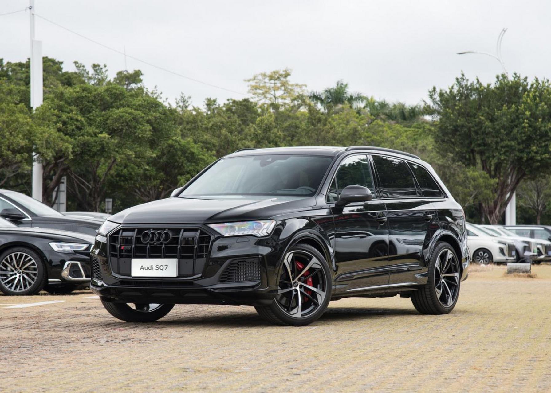 0tv8动力,配备quattro全时四驱系统和整体主动转向系统,外观个性,车内