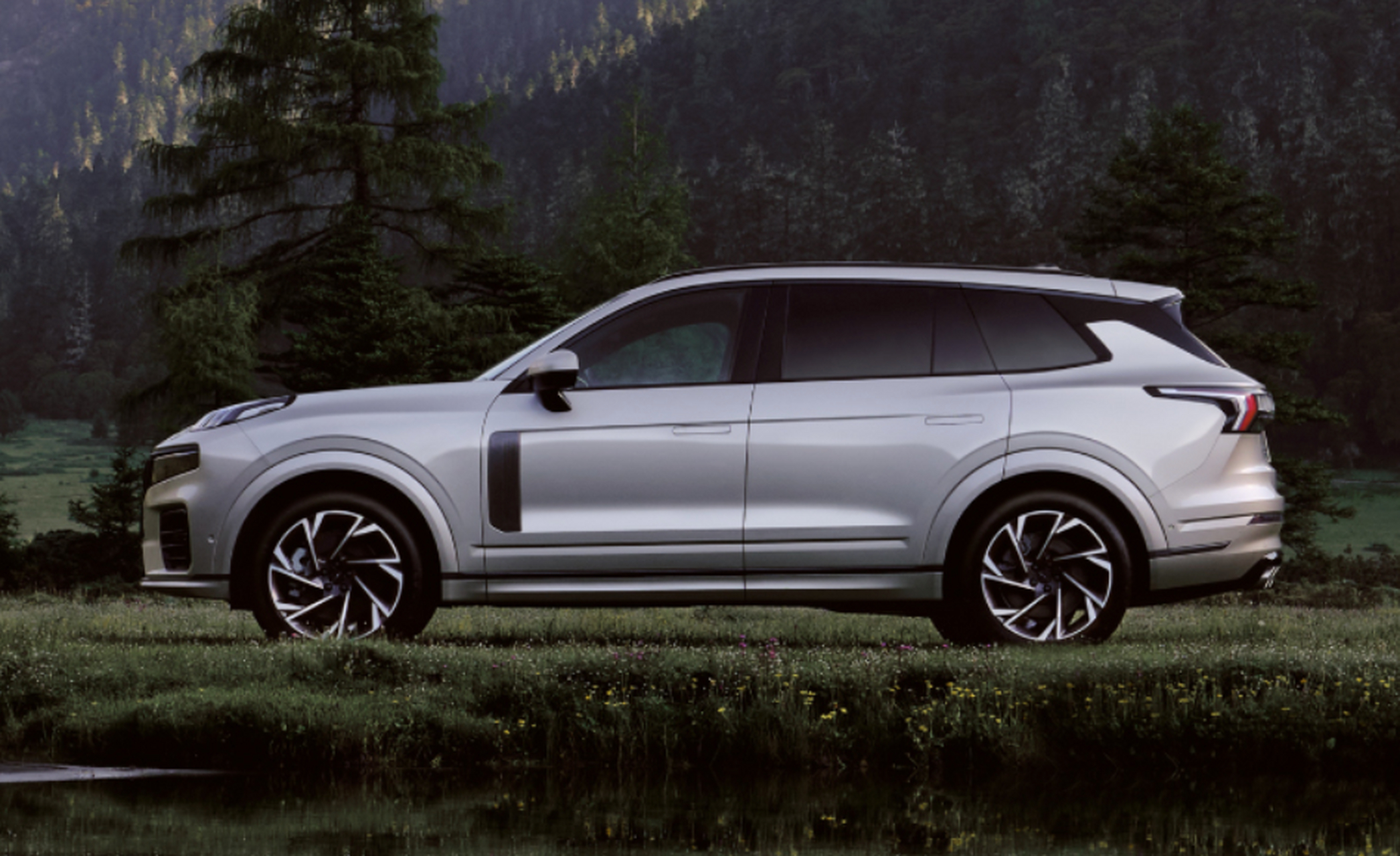 领克09车型全系降价1万元,起售价为24.79万元,以抢占suv市场.