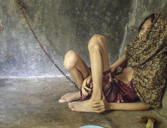 我妈是被拐来的,她是个漂亮的大学生,而我爸是山沟里的老光棍